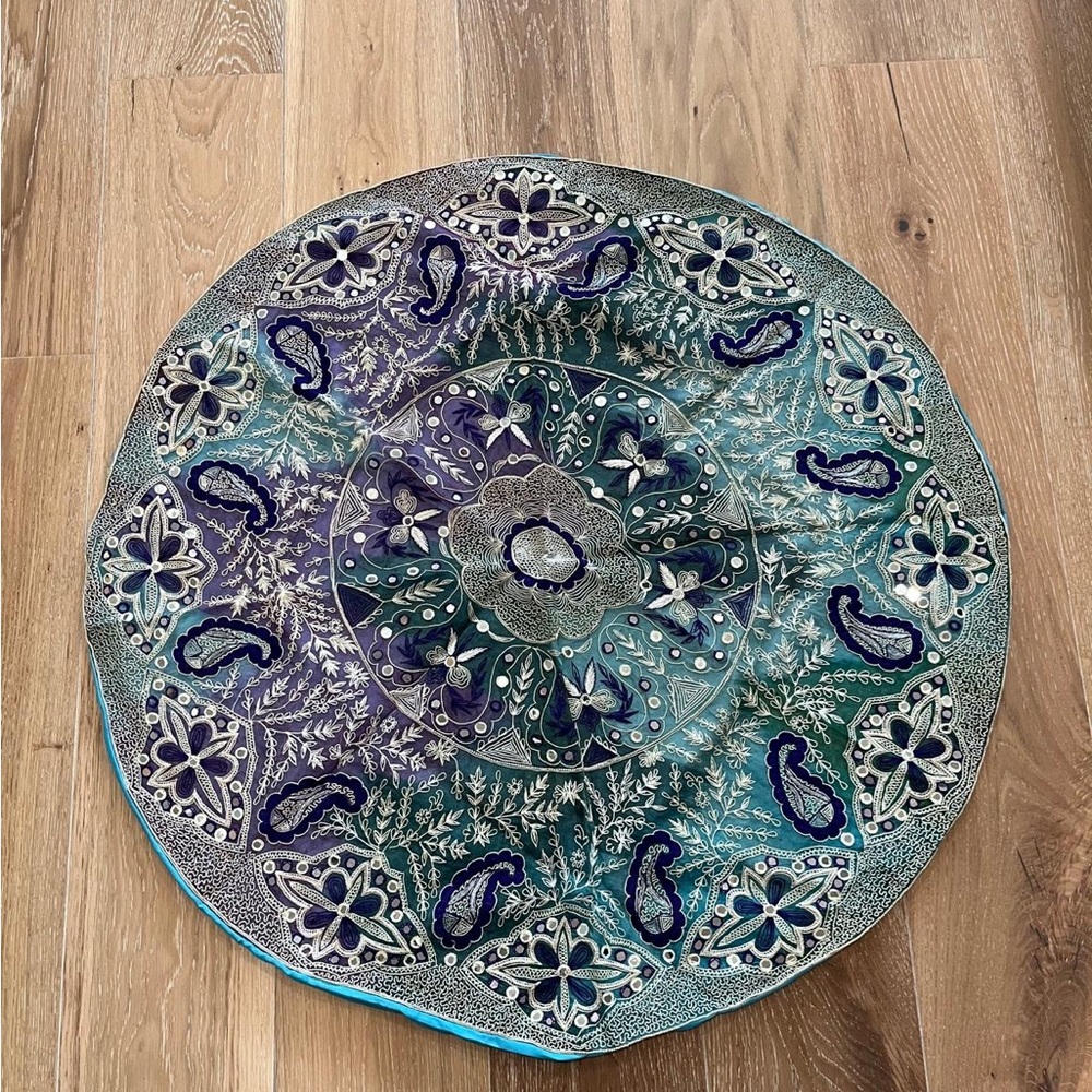 Round hand beaded table cloth